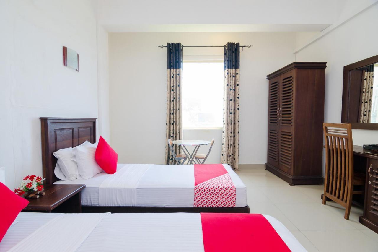 Coral Breeze Colombo Hotel Екстериор снимка
